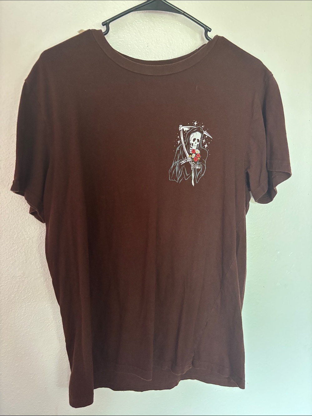 Men's Brown Short‑Sleeve Graphic Tee with Skull & Roses
